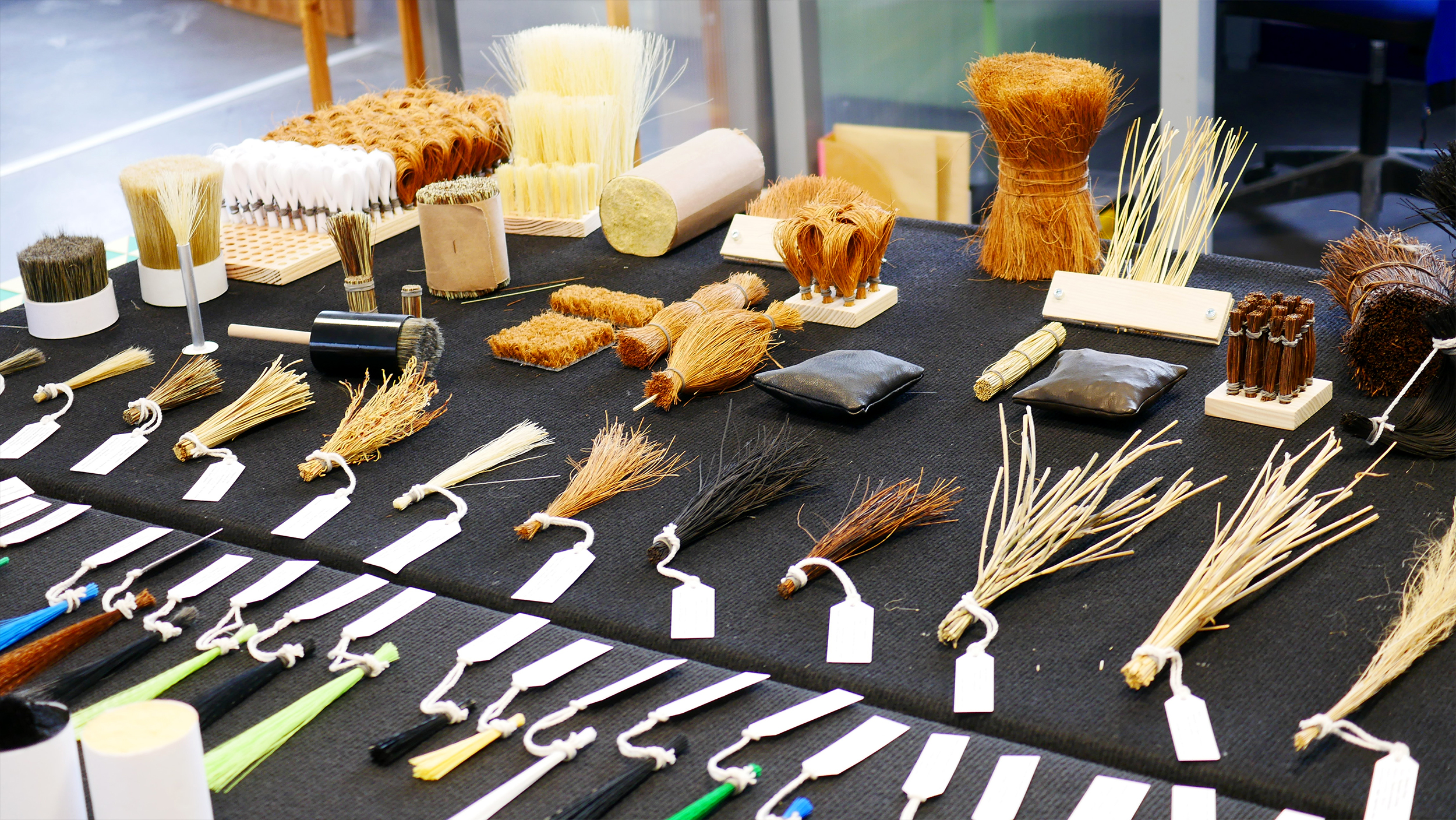 échantillons de fibres de brosse (naturelles, synthétiques et métallique), expérimentations et maquettes de principes